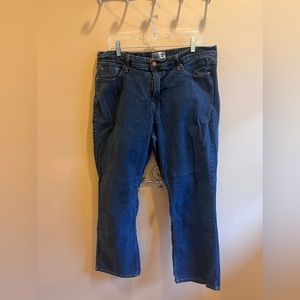 Levi signature bootcut jeans. Mid rise.  Very flattering. 18.